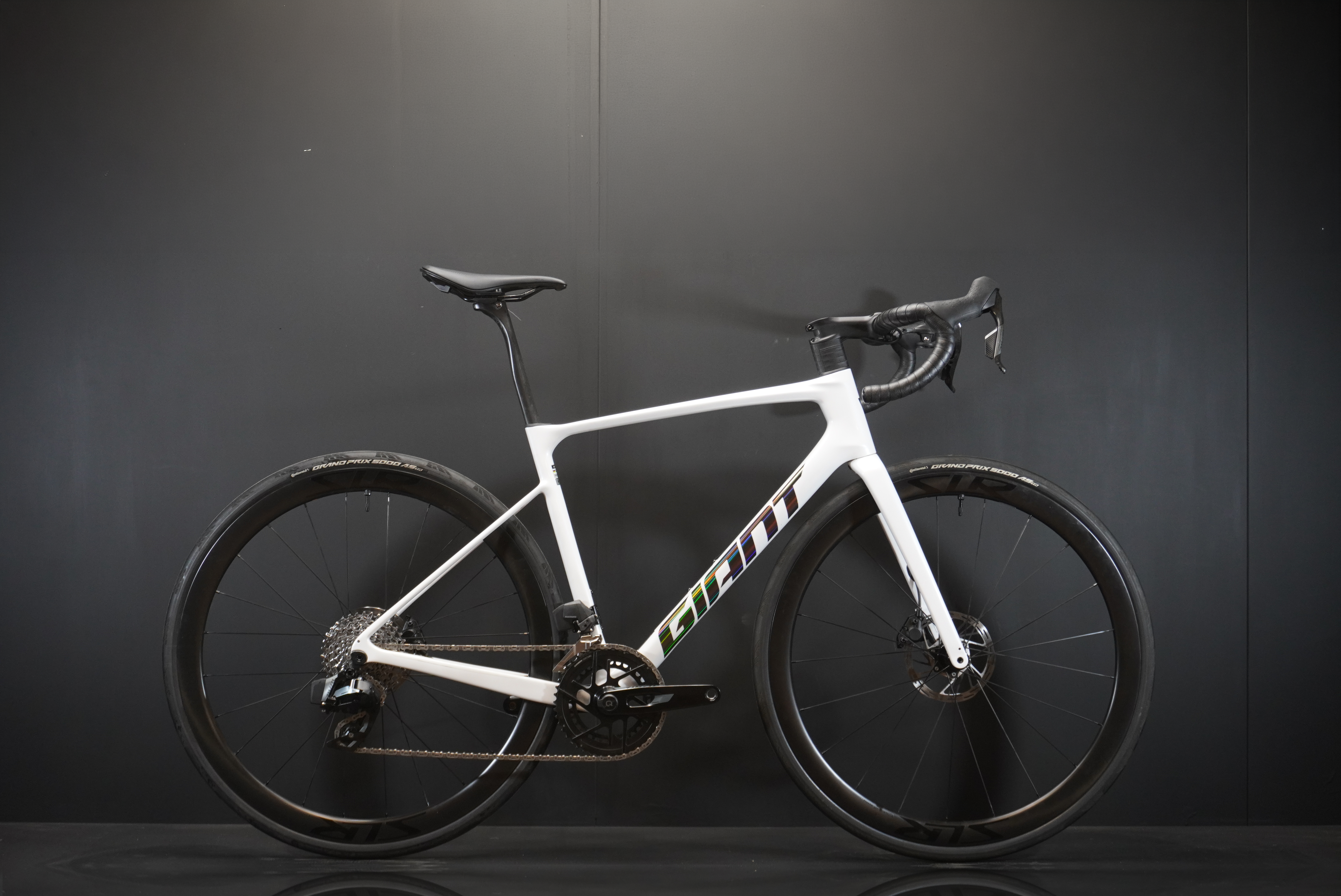 giant bicycle medium frame Defy Advanced Pro 1 AXS Carbon Disc Road Bike 2026 Penn Spinfisher vi 8500 Size:4 (7pk) Category_Shoulder & Hip Pockets