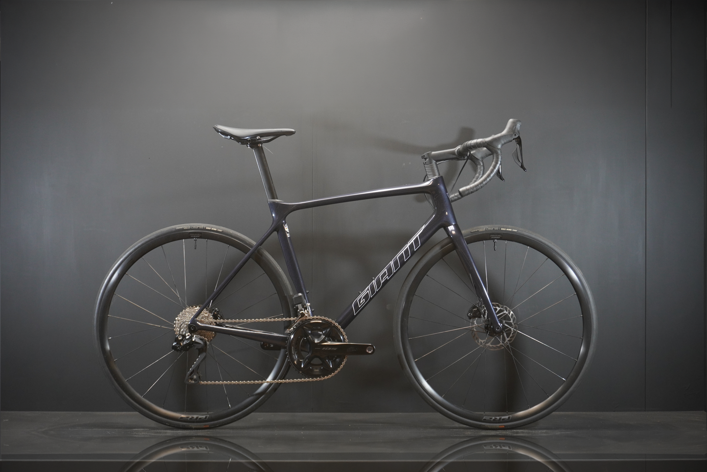 Giant TCR 105 Di2 Carbon Disc Road Bike 2023 - M/L