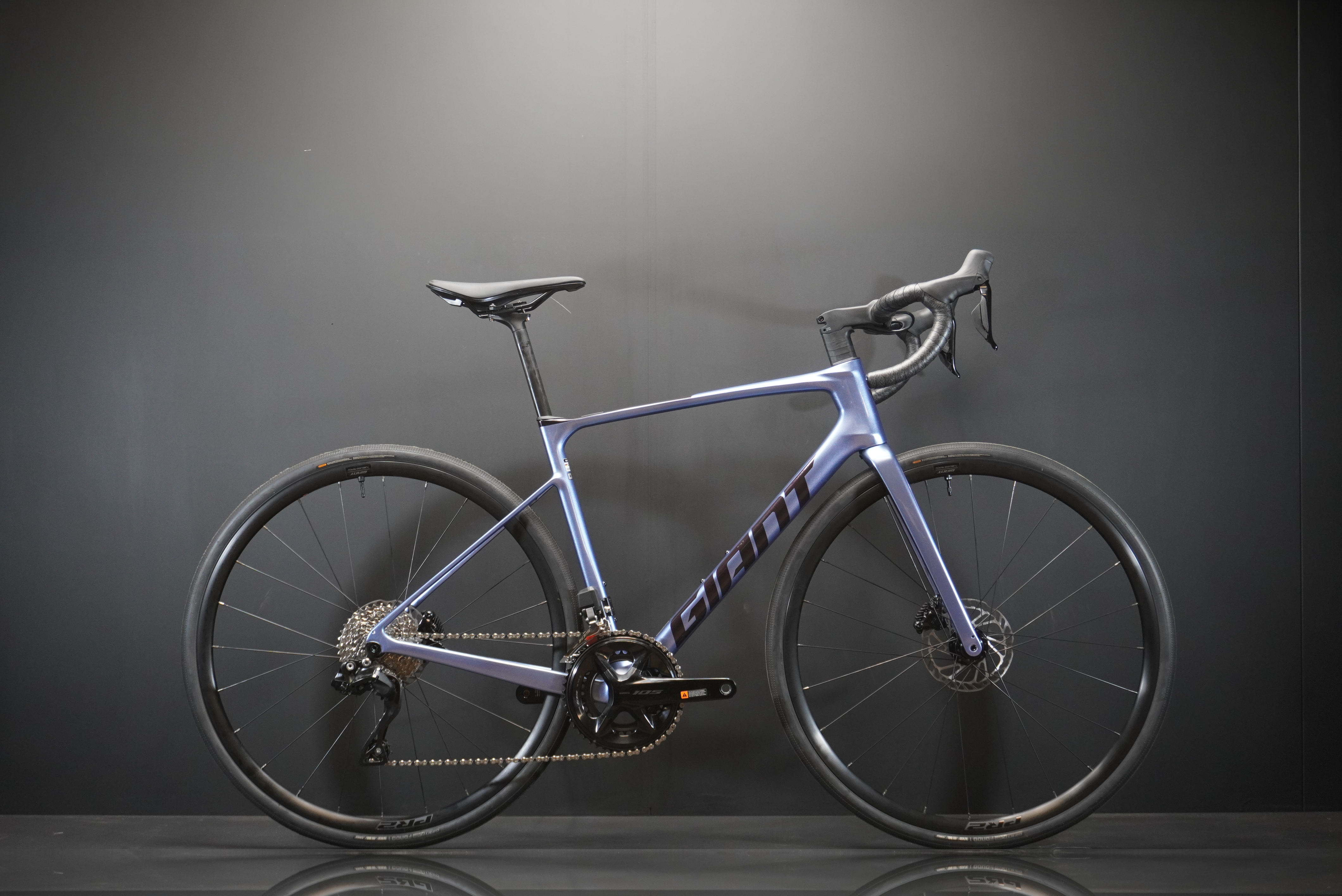 Giant Defy Advanced 1 105 Di2 Carbon Disc Road Bike 2025 - Medium