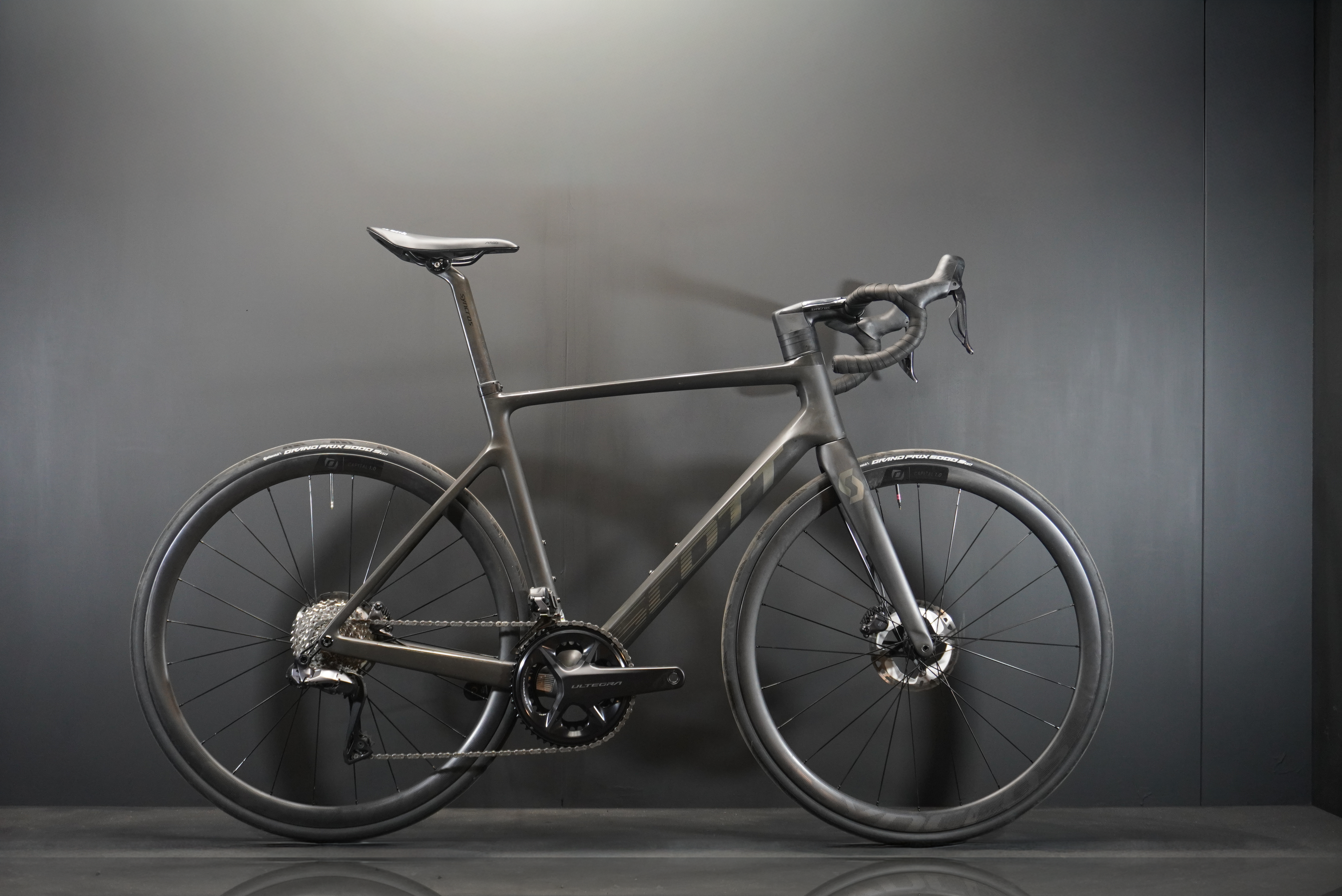 scott rennräder 2024 Addict RC15 Di2 Carbon Disc Road Bike Farbe:Deep Black this bike is built KROKFJORDEN Toilettenpapierhalter, verzinkt - ProductKey:P-12126-16