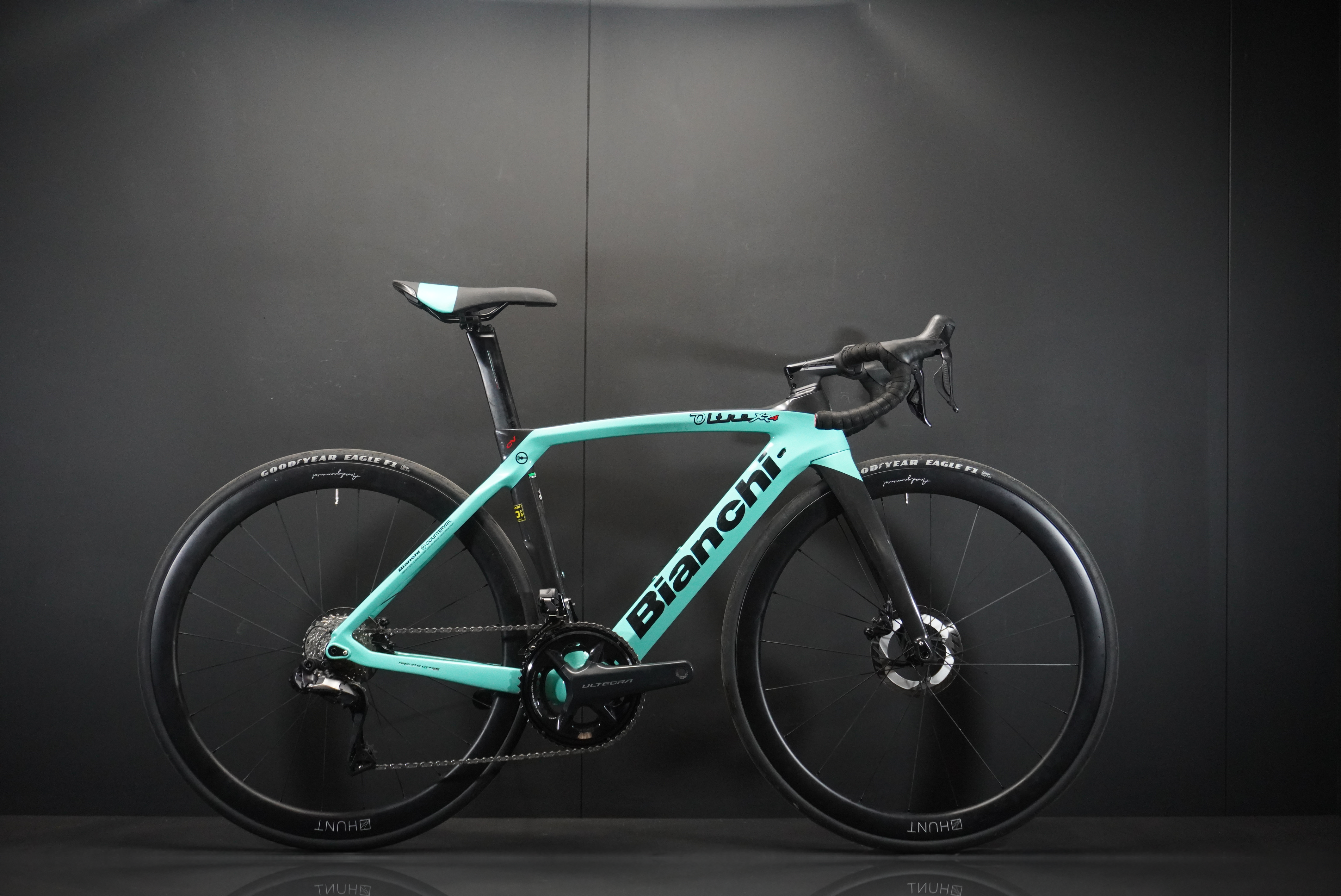 bianchi carbon road bike Bianchi Oltre CV XR4 Di2 Carbon Disc Road Bike 2021