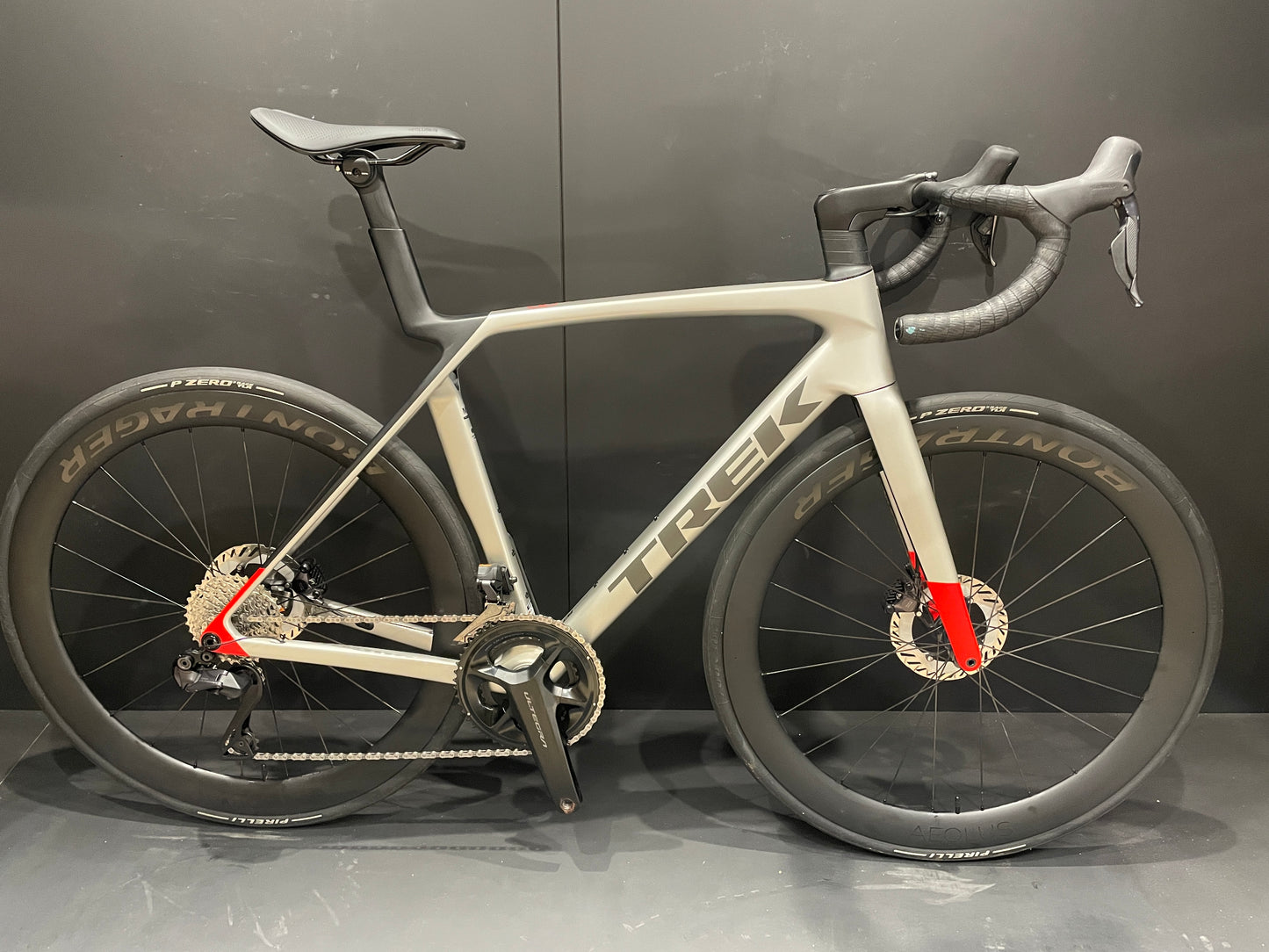Trek Madone SL7 Gen 8 Di2 Carbon Disc Road Bike 2024 - M/L