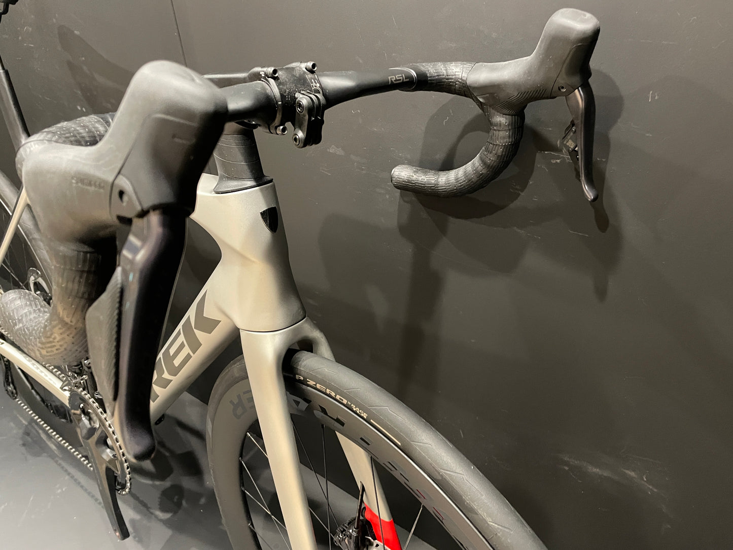 Trek Madone SL7 Gen 8 Di2 Carbon Disc Road Bike 2024 - M/L