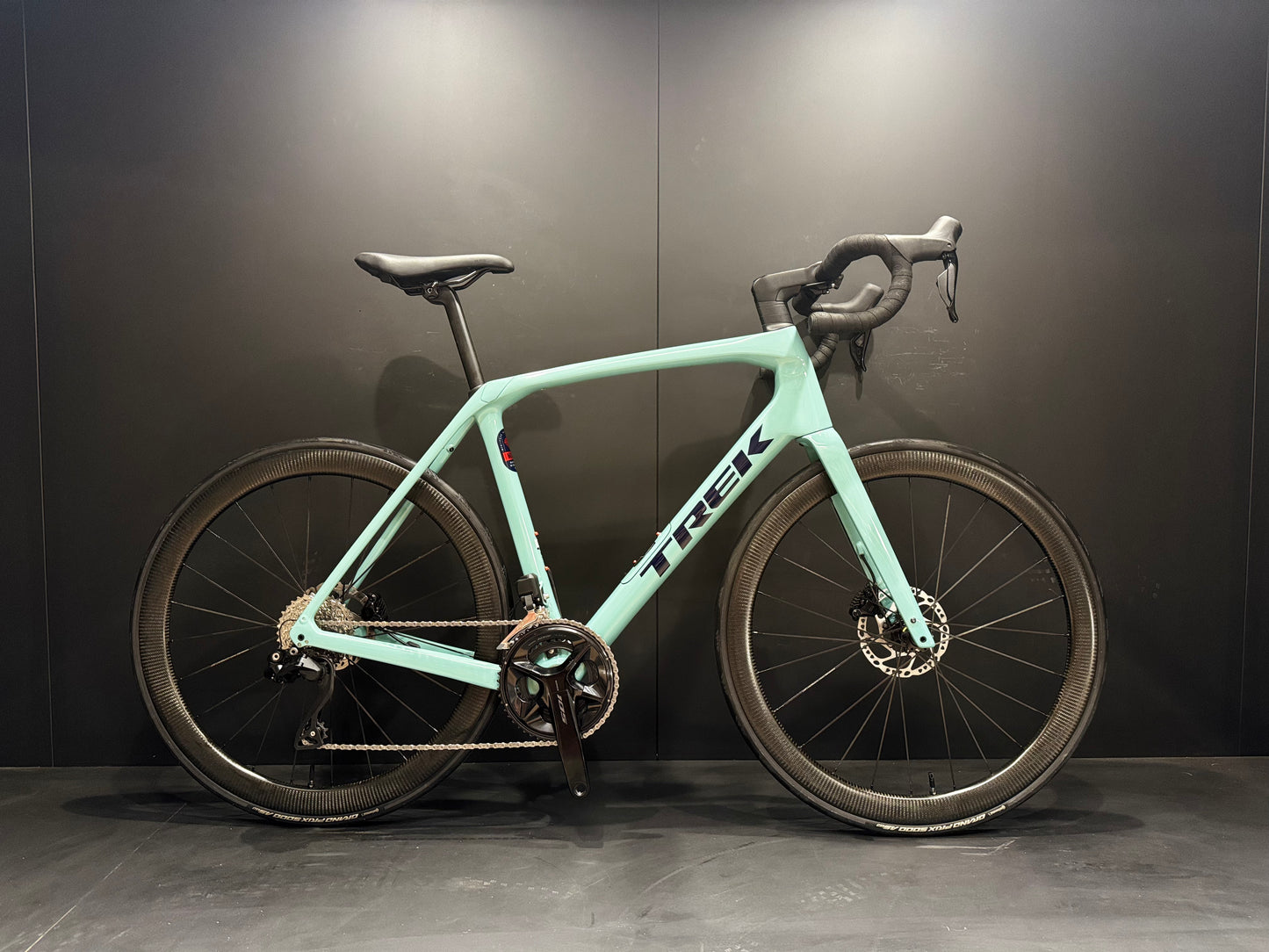 Trek Domane SL5 Gen 4 105 Di2 Carbon Disc Road Bike 2023 - 58cm - Upgraded Wheels