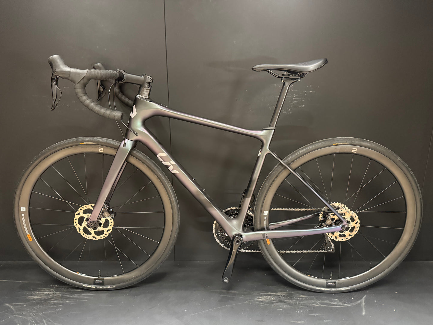 Liv Avail Advanced 1 105 Di2 Carbon Disc Road Bike 2023 - Medium