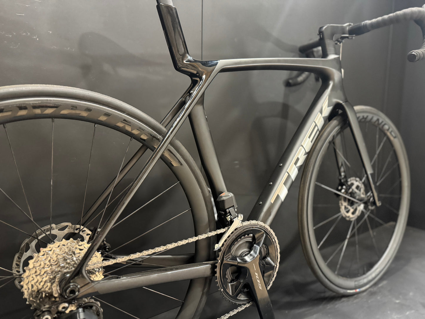Trek Madone SL6 Gen 8 105 Di2 Carbon Disc Road Bike 2024 - M/L