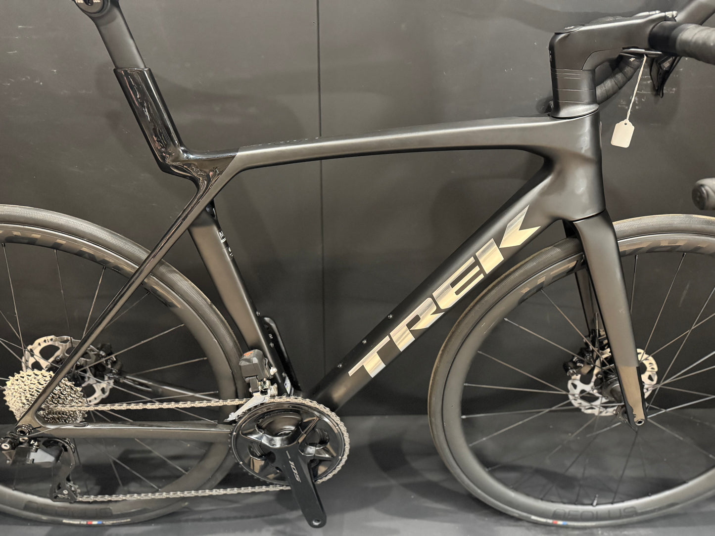 Trek Madone SL6 Gen 8 105 Di2 Carbon Disc Road Bike 2024 - M/L
