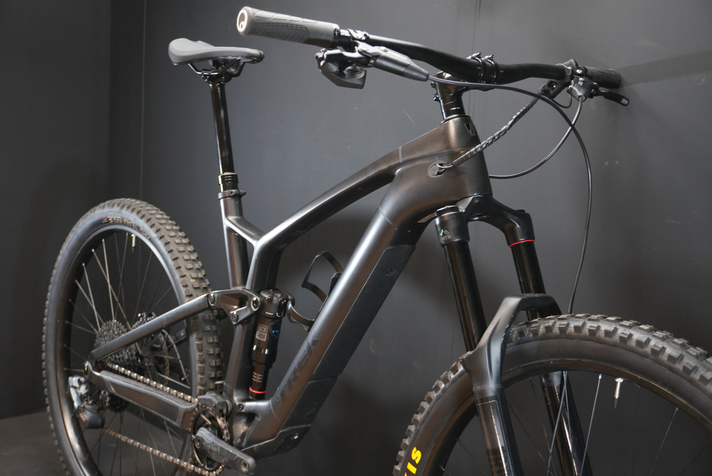 Trek Fuel EXe 9.5 FS Carbon Trail e-MTB 2022- XL - 37 Miles - Upgraded
