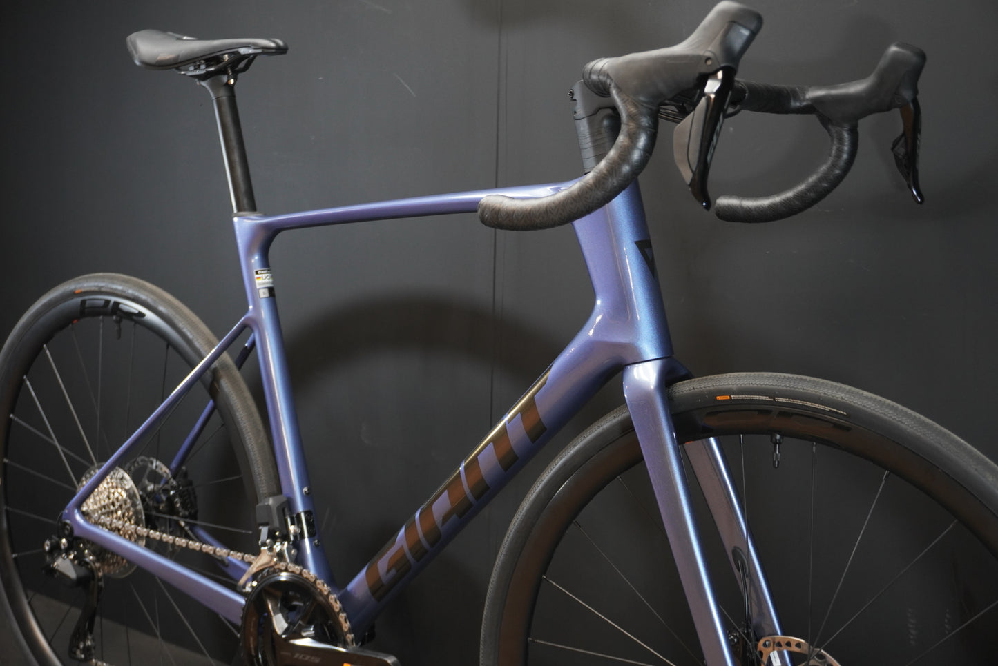 Giant Defy Advanced 1 105 Di2 Carbon Disc Road Bike 2026 - Large