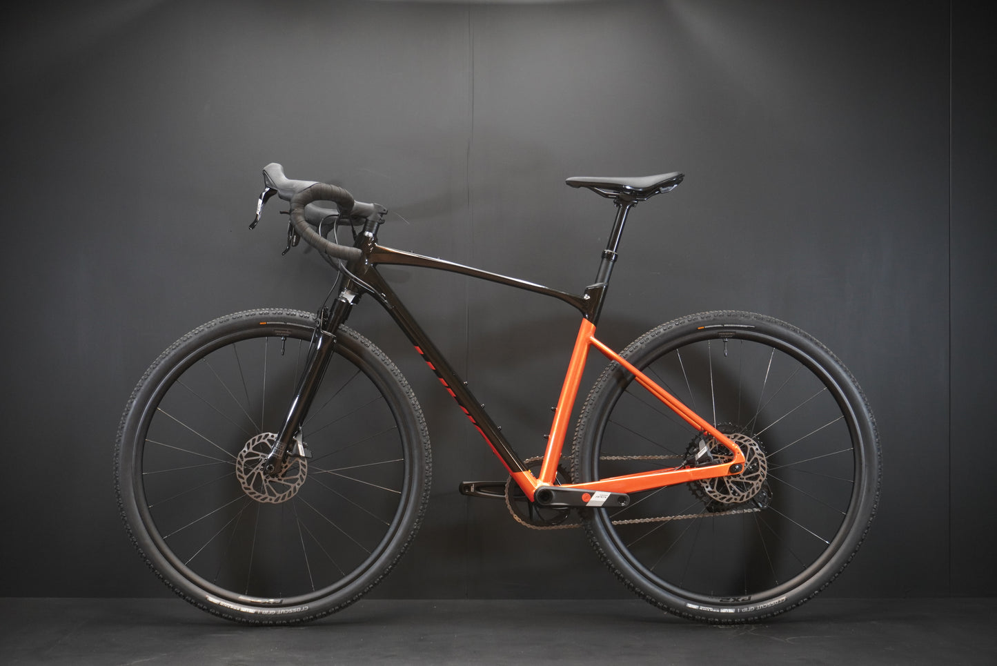 Giant Revolt X1 Apex Disc Gravel Bike 2025 - M/L
