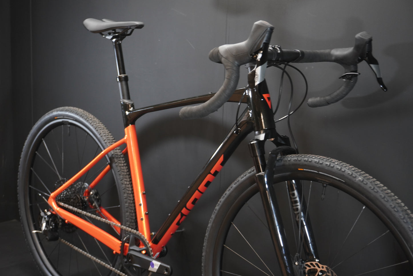 Giant Revolt X1 Apex Disc Gravel Bike 2025 - M/L