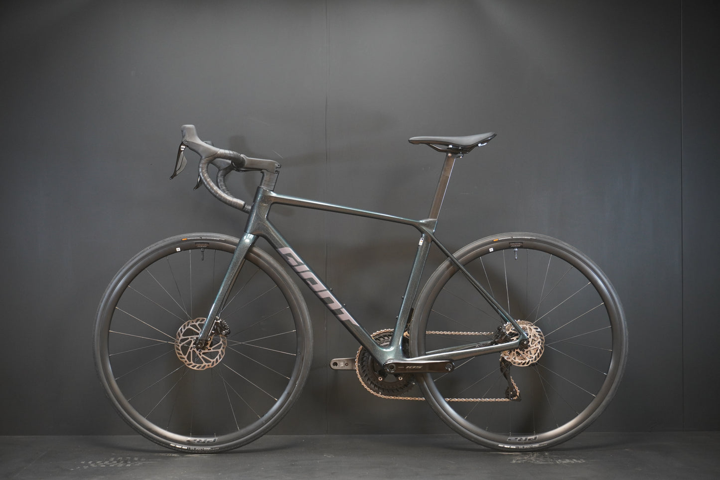 Giant TCR 105 Di2 Carbon Disc Road Bike - Medium - 2025