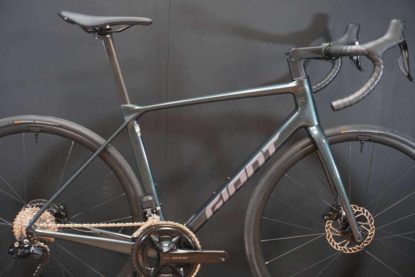 Giant TCR 105 Di2 Carbon Disc Road Bike - Medium - 2025