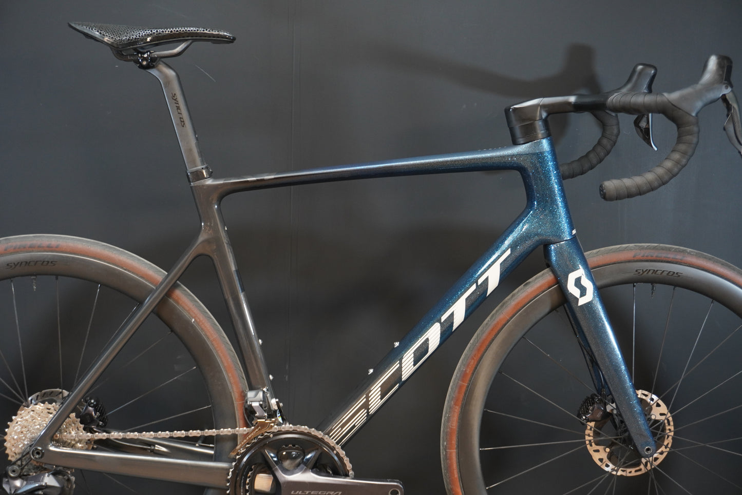 Scott Addict RC Pro Di2 Carbon Disc Road Bike 2023 - XL (58cm)