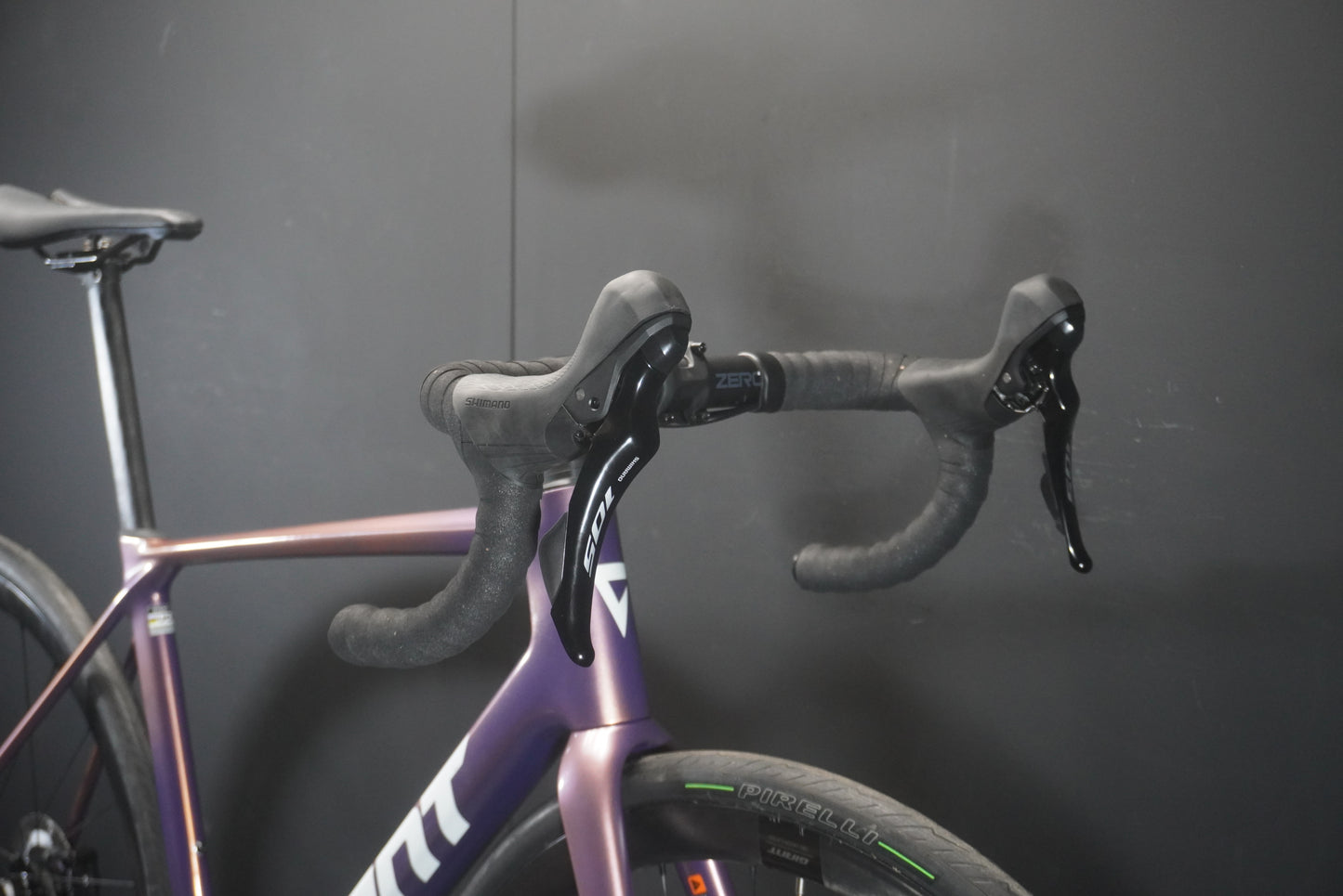 Giant TCR Advanced Pro 2 105 Carbon Disc Road Bike 2025 - Medium