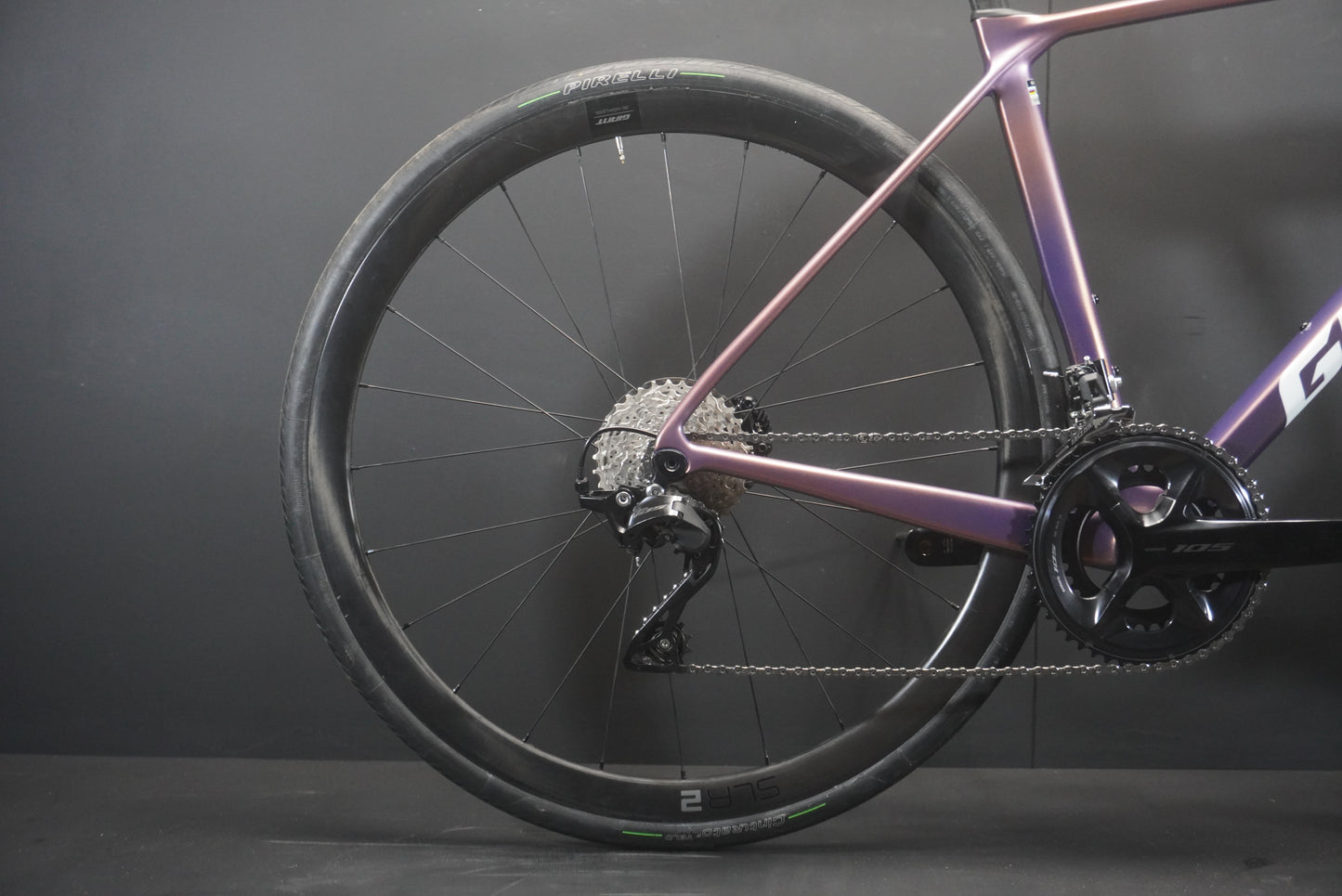 Giant TCR Advanced Pro 2 105 Carbon Disc Road Bike 2025 - Medium