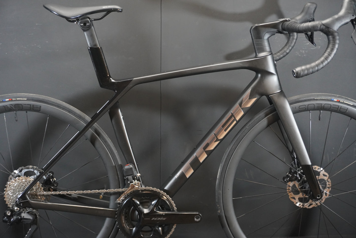 Trek Madone SL6 Gen 8 105 Di2 Carbon Disc Road Bike 2024 - Medium