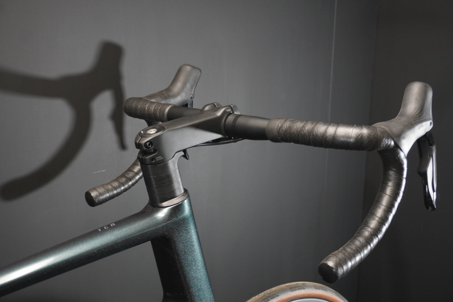 Giant TCR Advanced 1 105 Di2 Carbon Disc Road Bike 2024 - XL - Upgraded