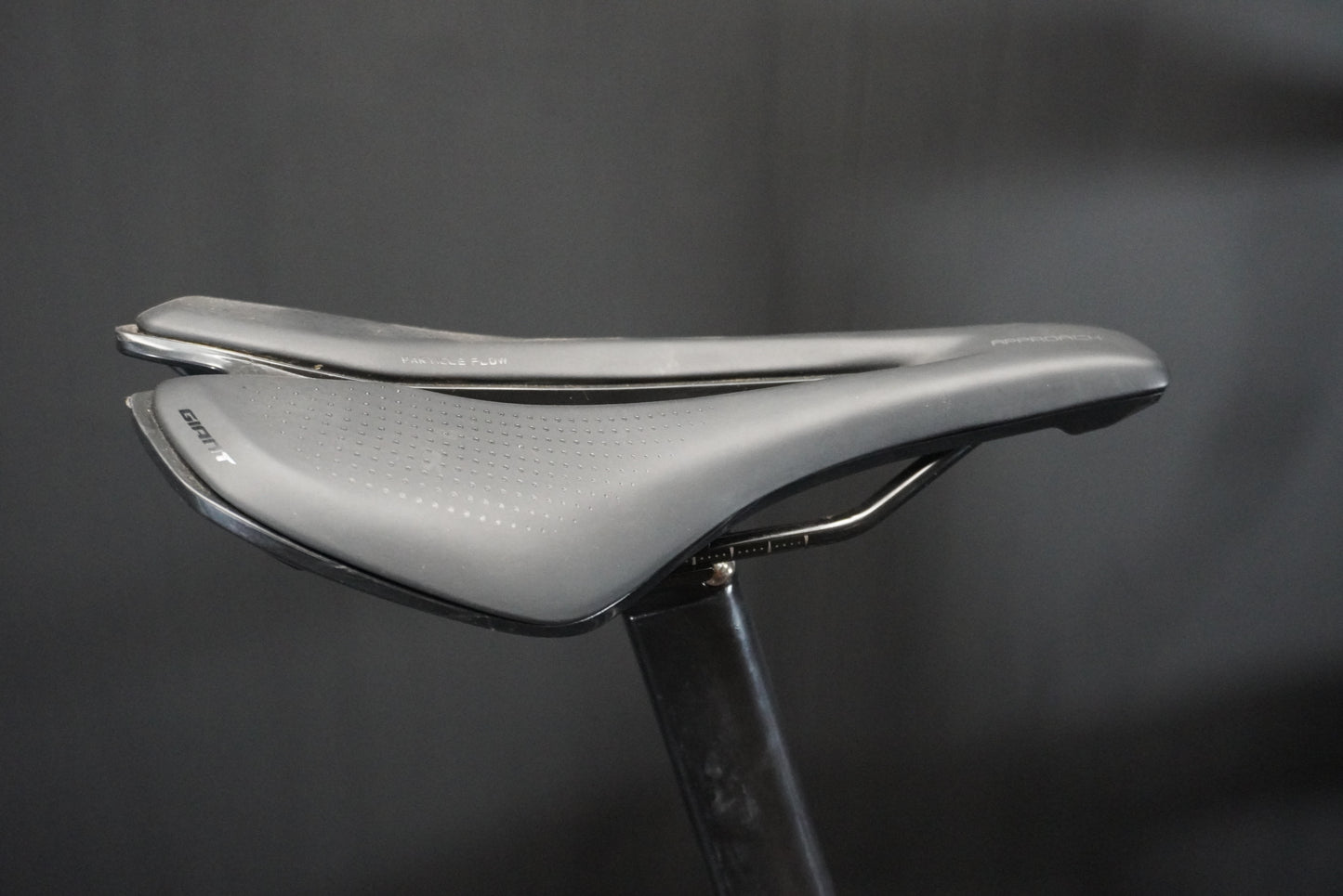 Giant TCR 105 Di2 Carbon Disc Road Bike - Medium - 2023