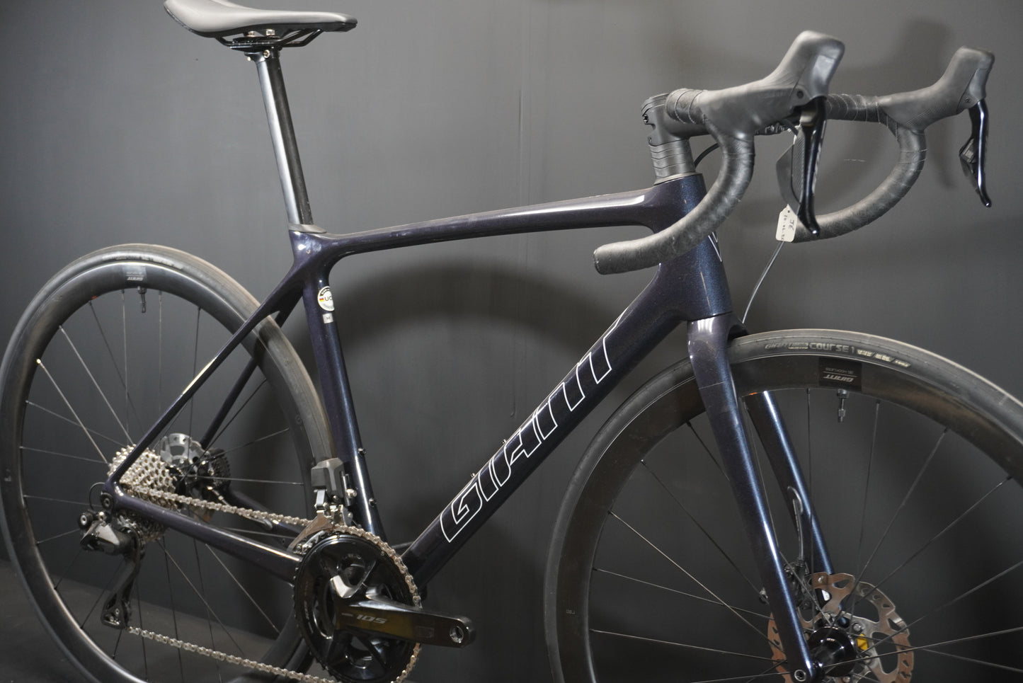 Giant TCR 105 Di2 Carbon Disc Road Bike - Medium - 2023