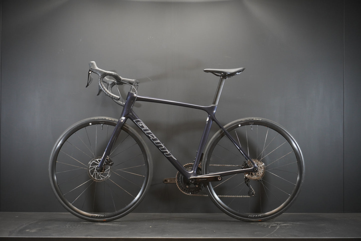 Giant TCR 105 Di2 Carbon Disc Road Bike 2023 - M/L