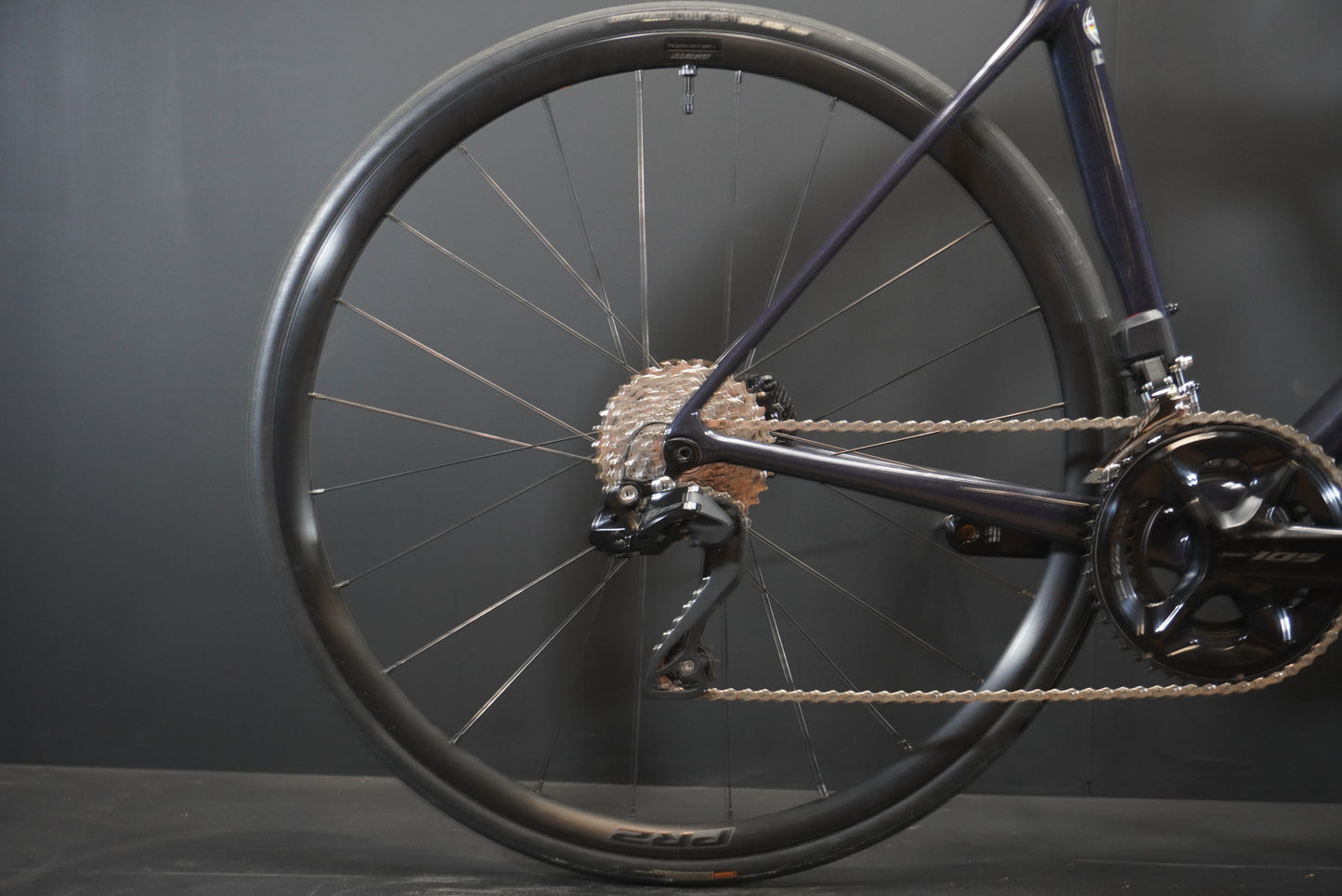 Giant TCR 105 Di2 Carbon Disc Road Bike 2023 - M/L