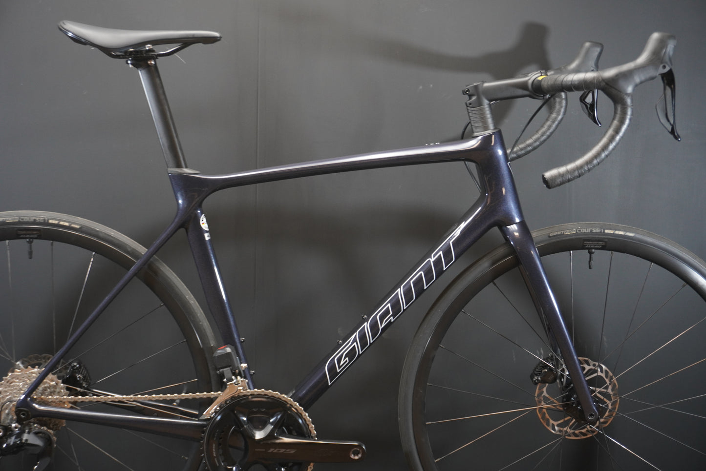 Giant TCR 105 Di2 Carbon Disc Road Bike 2023 - M/L