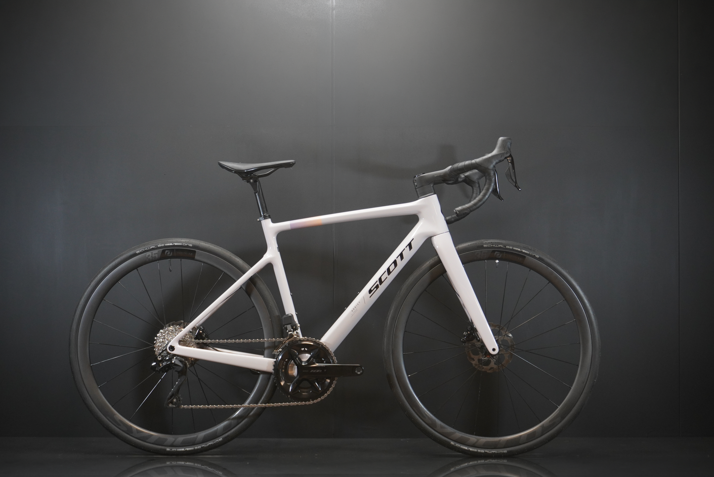 Scott Addict 30 Carbon Disc Road Bike 2025 - Small