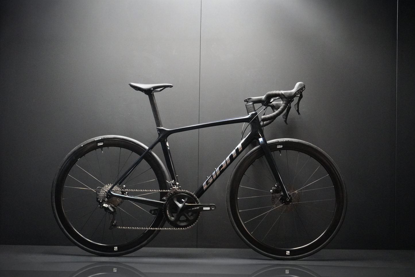 Giant TCR Advanced Pro 2 105 Carbon Disc Road Bike 2023 - Medium