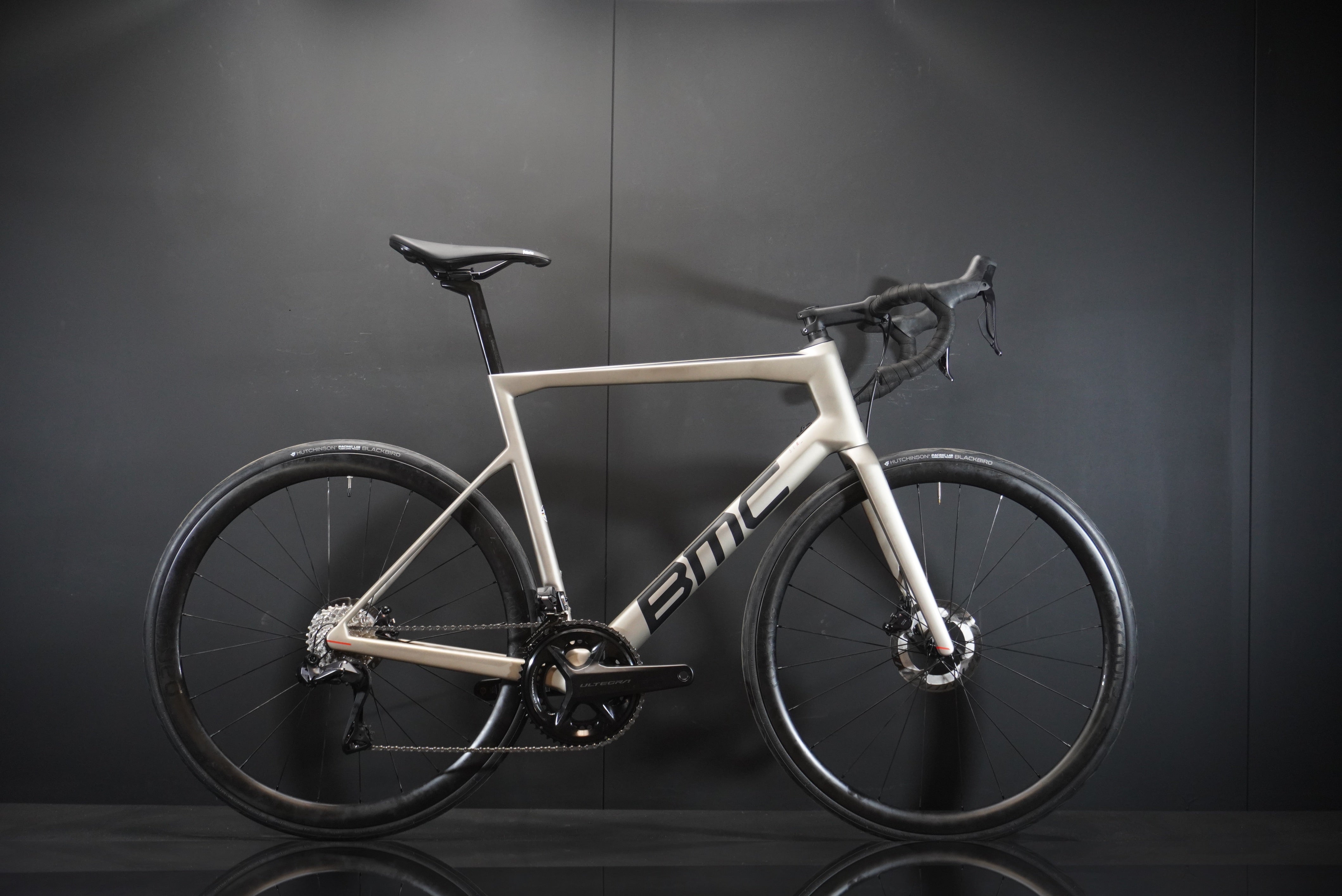 bmc rennräder 2021 Teammachine SLR TWO Di2 & P/M Carbon Disc Road Bike Color:Premium Black / White Bronze Chrome Weißer Trüffel - aus Marke: Procraft Internal Cable Routing