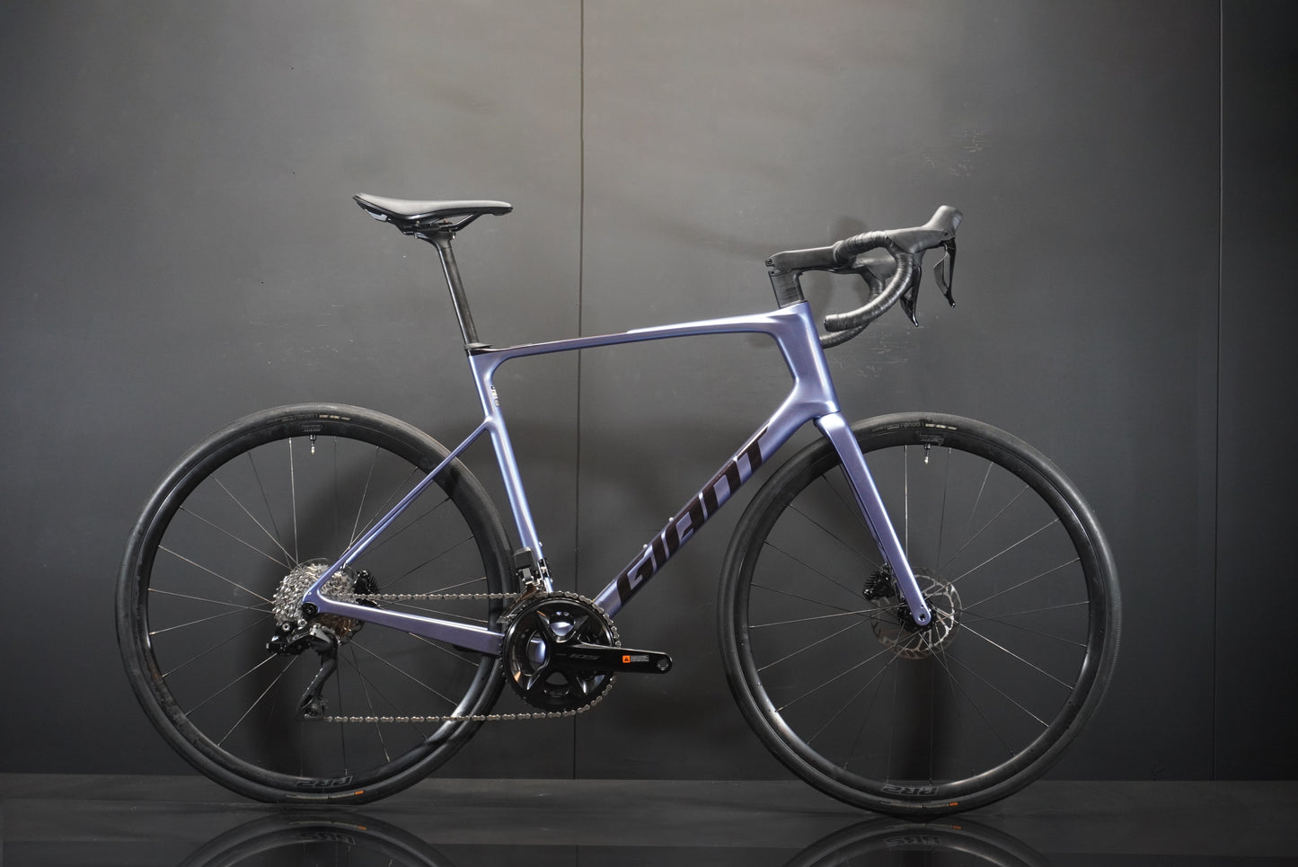 Giant Defy Advanced 1 105 Di2 Carbon Disc Road Bike 2025 - Large