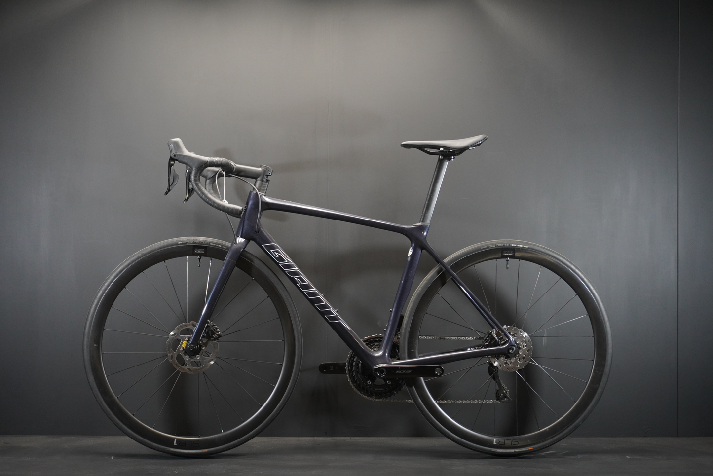 Giant TCR 105 Di2 Carbon Disc Road Bike - Medium - 2023