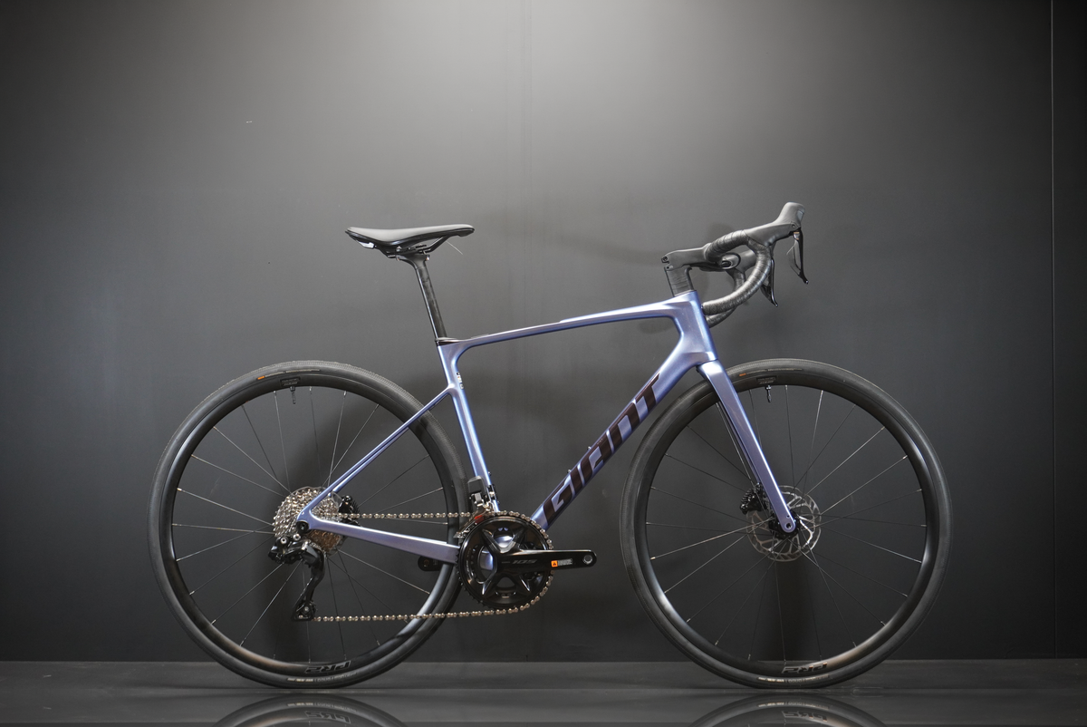 Giant Defy Advanced 1 105 Di2 Carbon Disc Road Bike 2025 - Medium