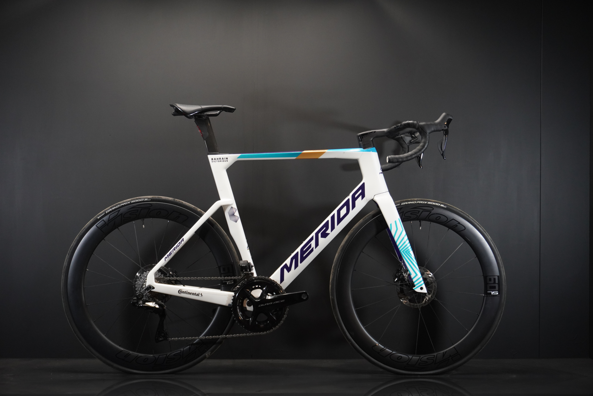 Merida Reacto Team CF5 Dura-Ace Di2 Carbon Disc Road Bike 2025 - XL