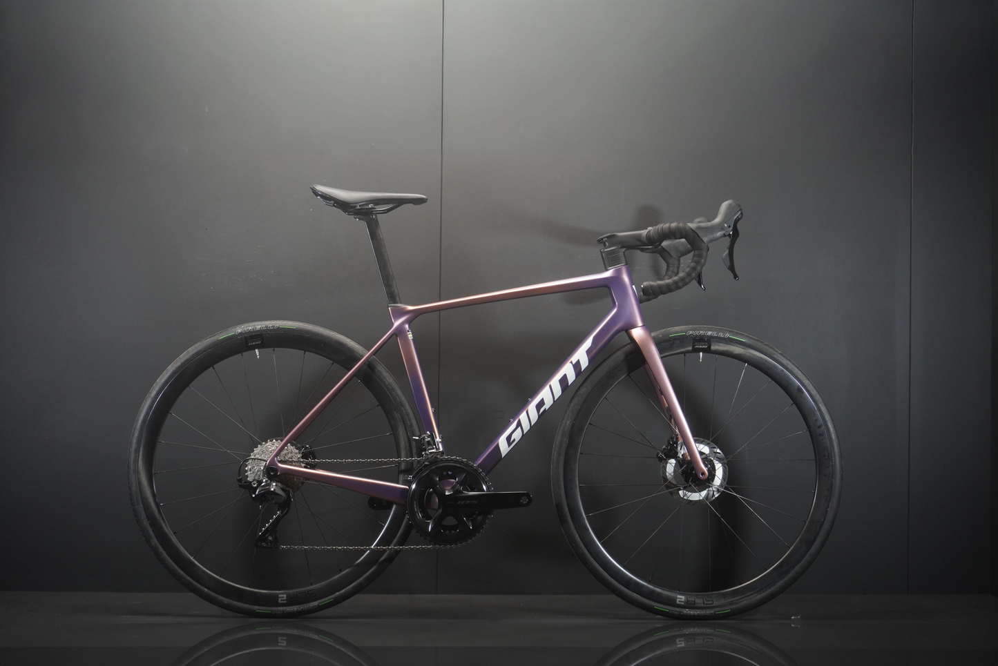 Giant TCR Advanced Pro 2 105 Carbon Disc Road Bike 2025 - Medium