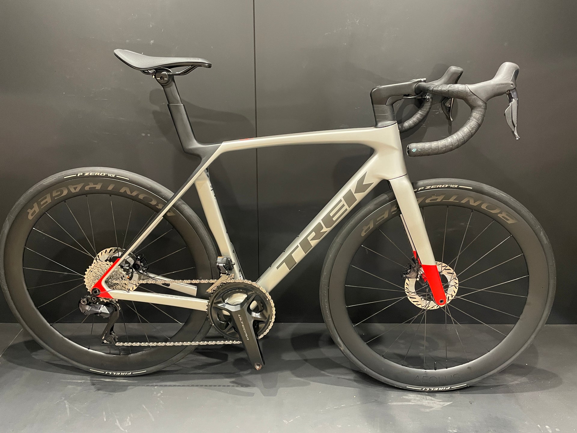 Trek Madone SL7 Gen 8 Di2 Carbon Disc Road Bike 2024 - M/L