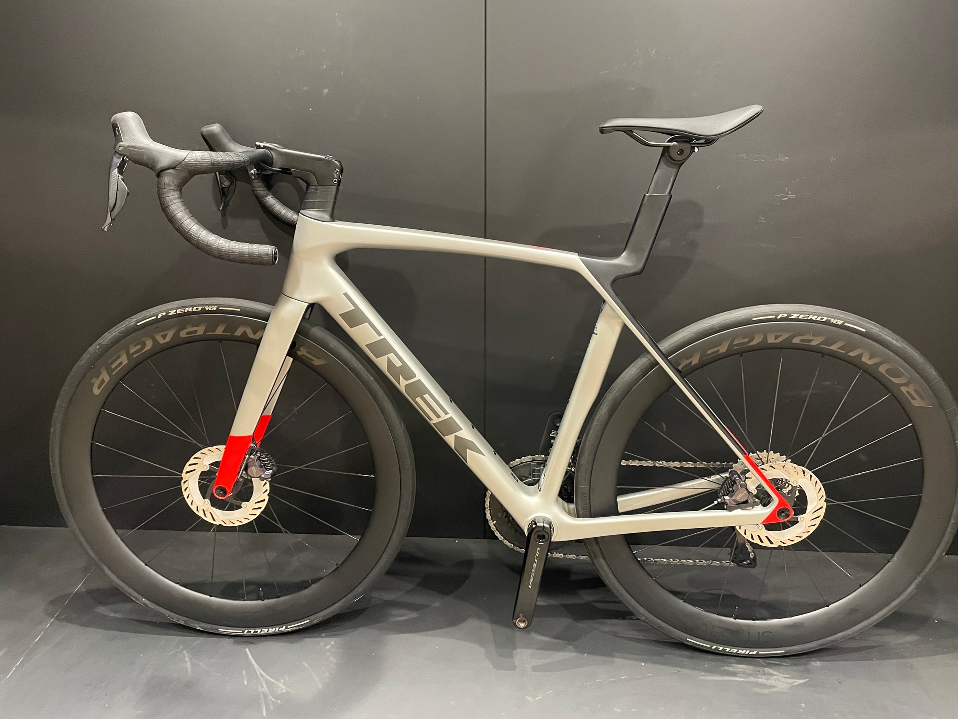Trek Madone SL7 Gen 8 Di2 Carbon Disc Road Bike 2024 - M/L