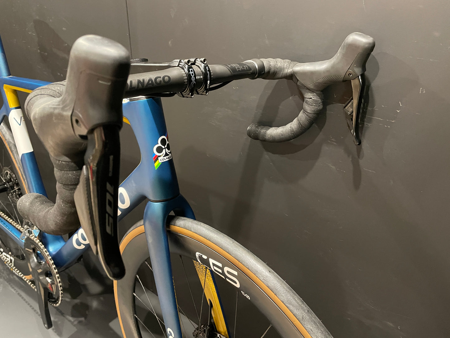 Colnago V3 105 Di2 12 Speed Carbon Disc Road Bike 2023 - 54s