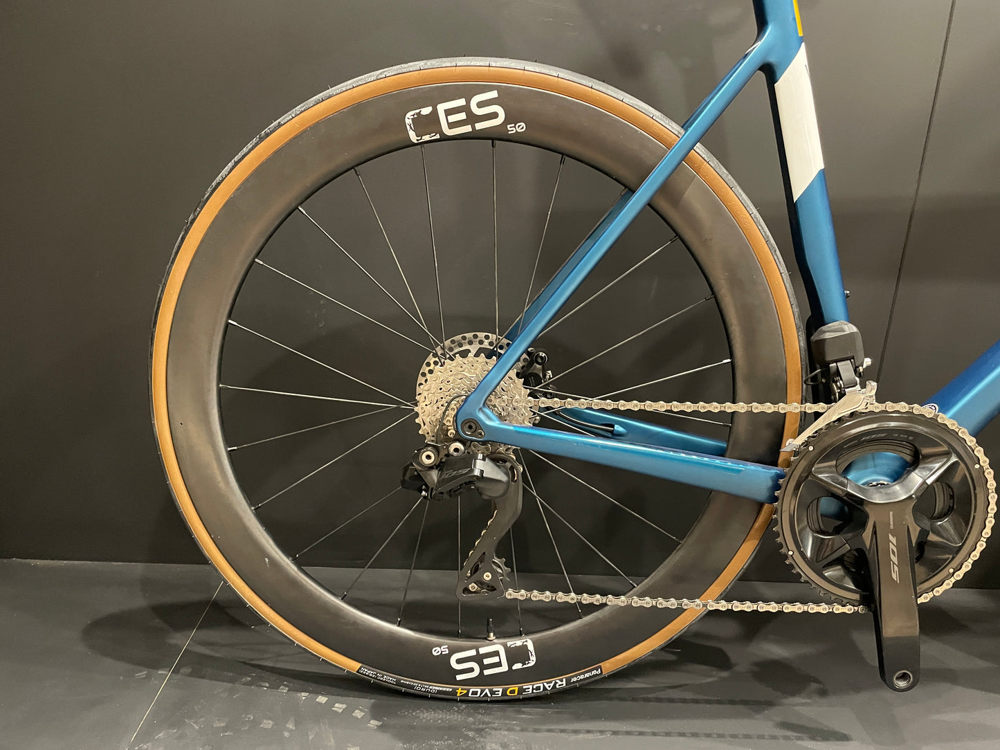 Colnago V3 105 Di2 12 Speed Carbon Disc Road Bike 2023 - 54s