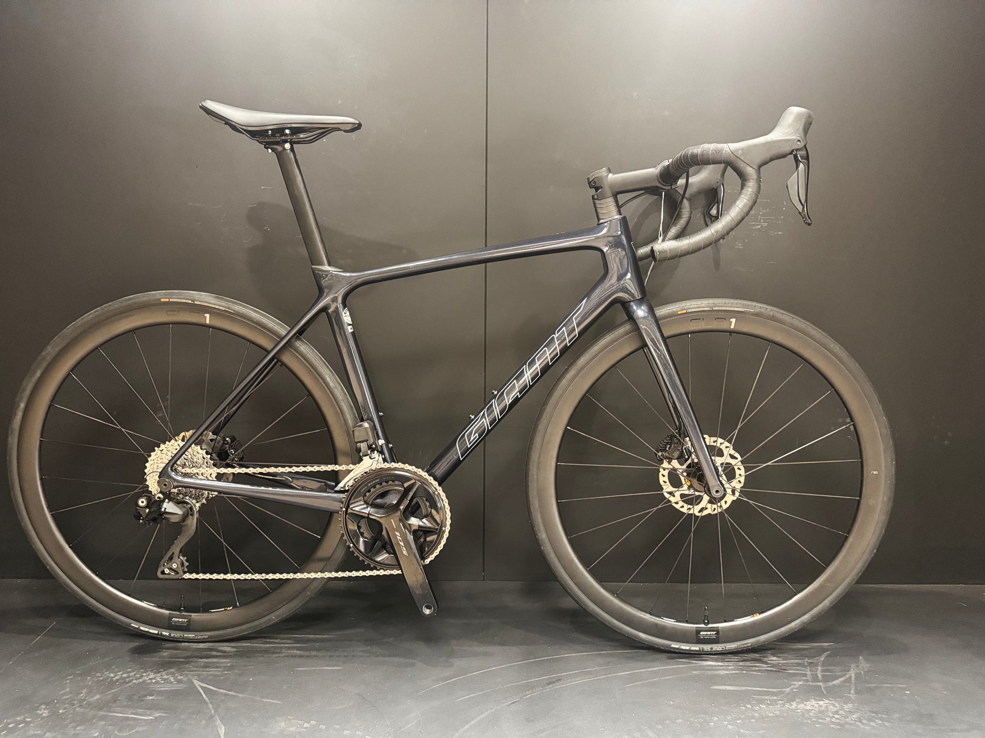 Giant TCR 105 Di2 Carbon Disc Road Bike - Medium - 2023