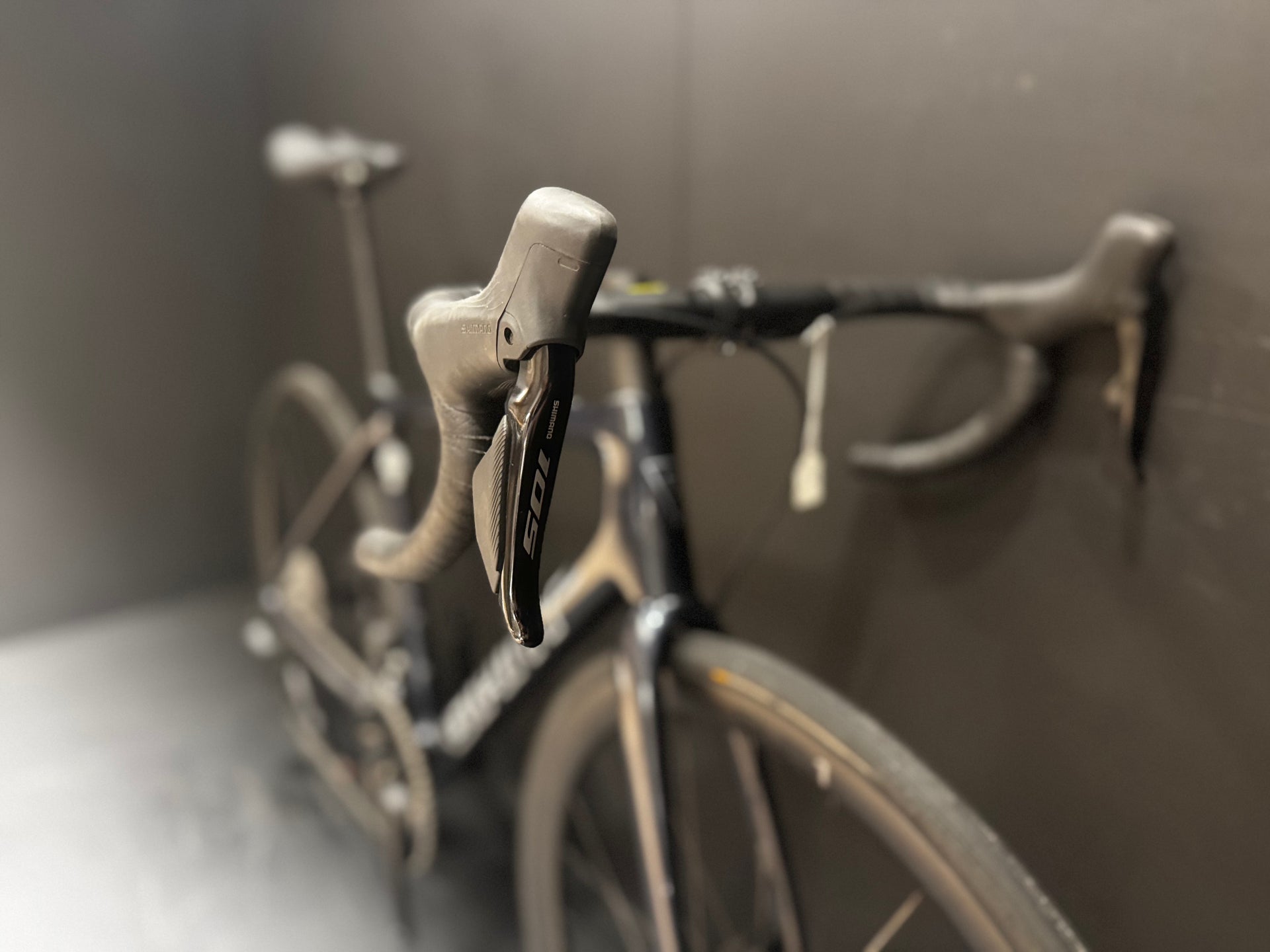 Giant TCR 105 Di2 Carbon Disc Road Bike - Medium - 2023