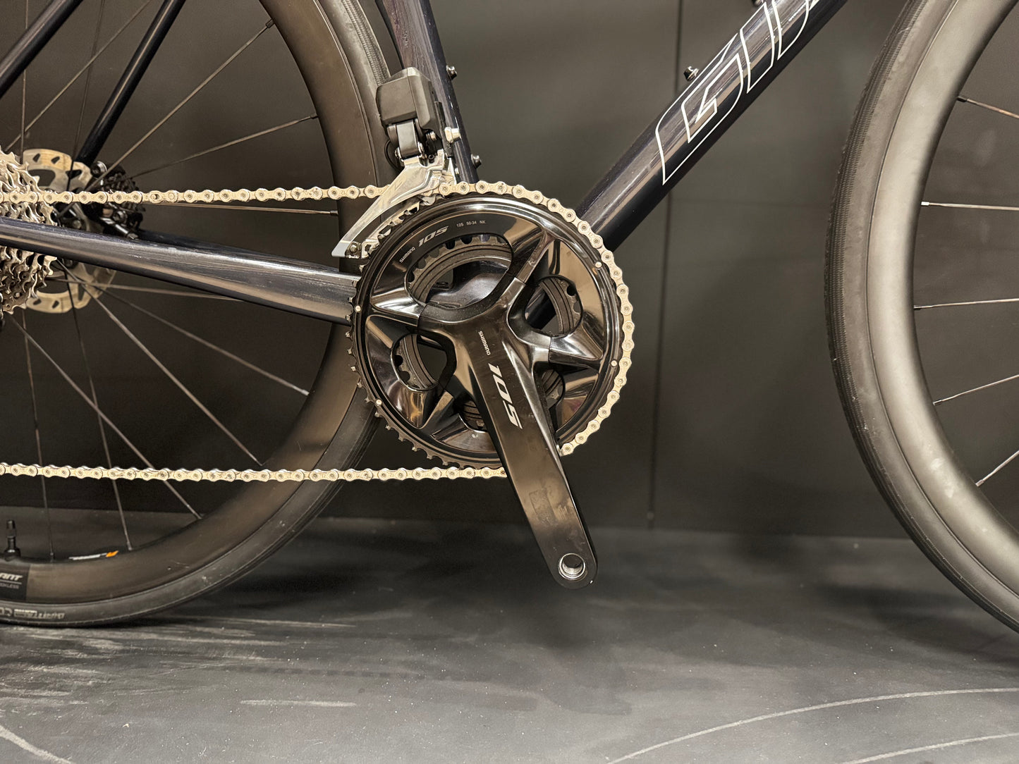 Giant TCR 105 Di2 Carbon Disc Road Bike - Medium - 2023