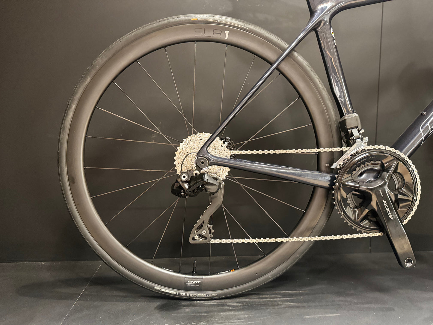 Giant TCR 105 Di2 Carbon Disc Road Bike - Medium - 2023