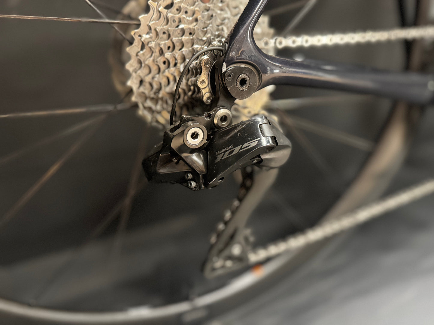 Giant TCR 105 Di2 Carbon Disc Road Bike - Medium - 2023