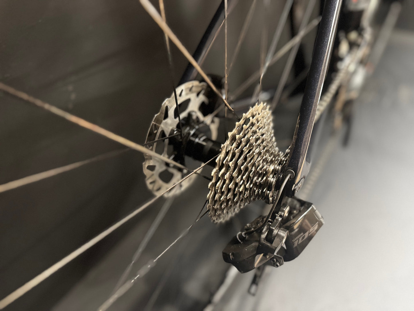 Giant TCR 105 Di2 Carbon Disc Road Bike - Medium - 2023