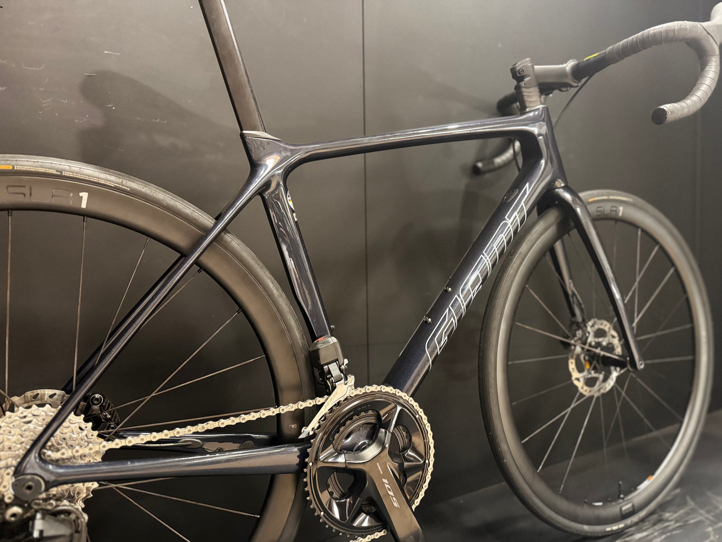 Giant TCR 105 Di2 Carbon Disc Road Bike - Medium - 2023