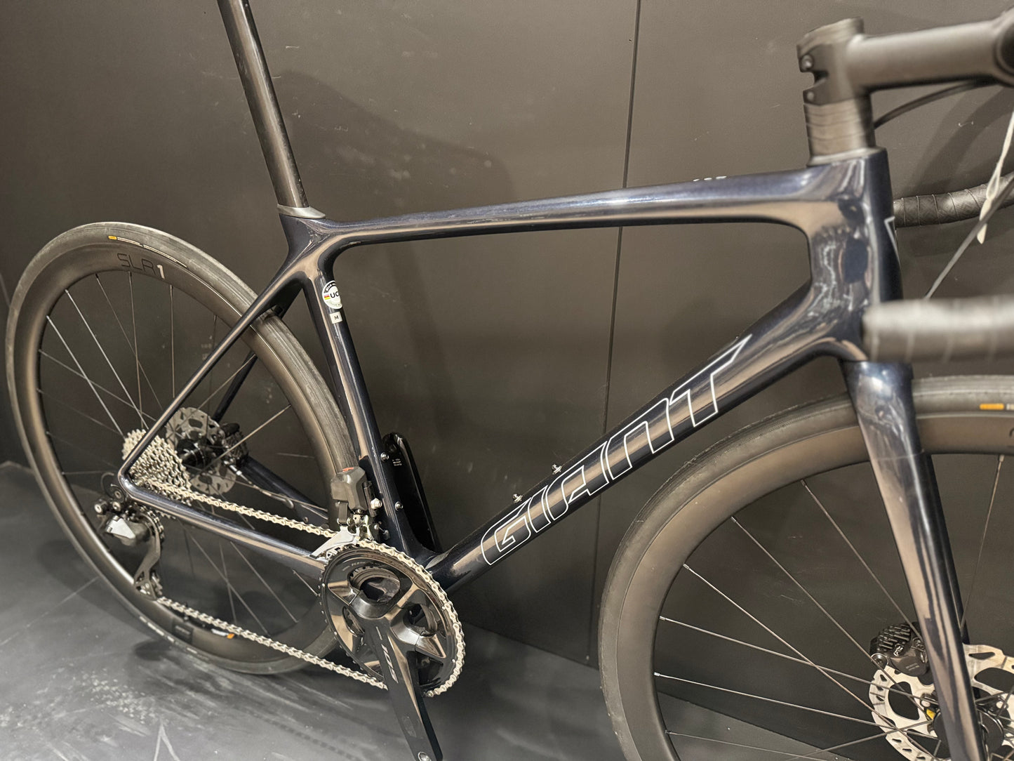 Giant TCR 105 Di2 Carbon Disc Road Bike - Medium - 2023