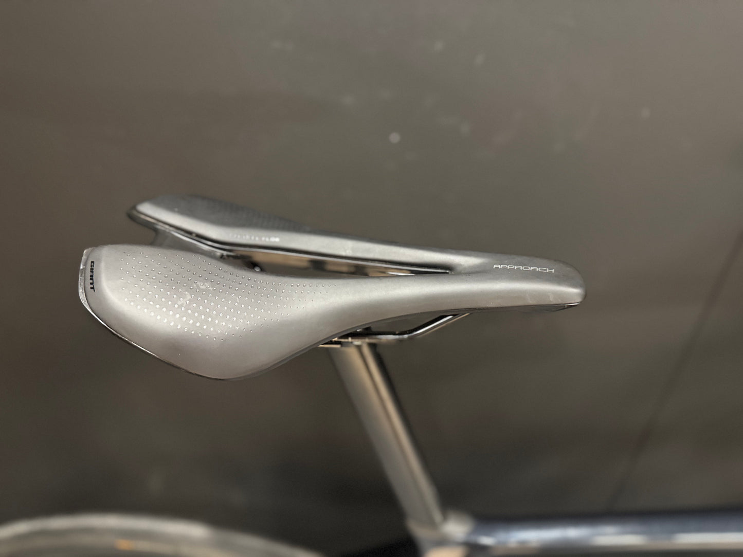 Giant TCR 105 Di2 Carbon Disc Road Bike - Medium - 2023