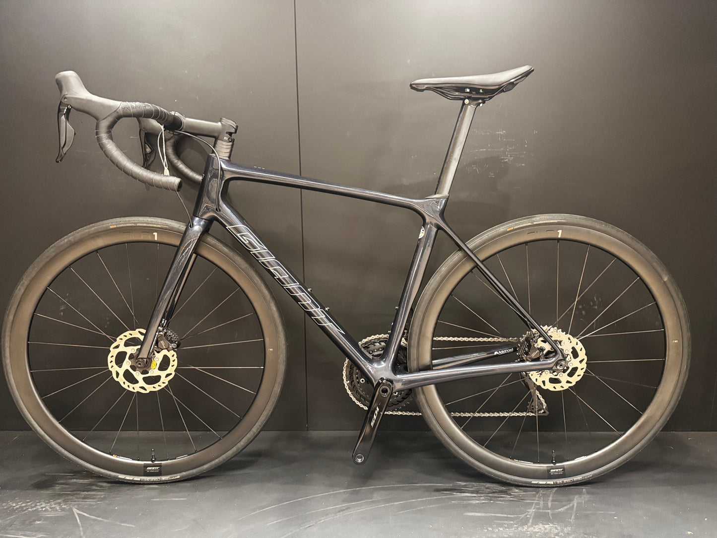 Giant TCR 105 Di2 Carbon Disc Road Bike - Medium - 2023