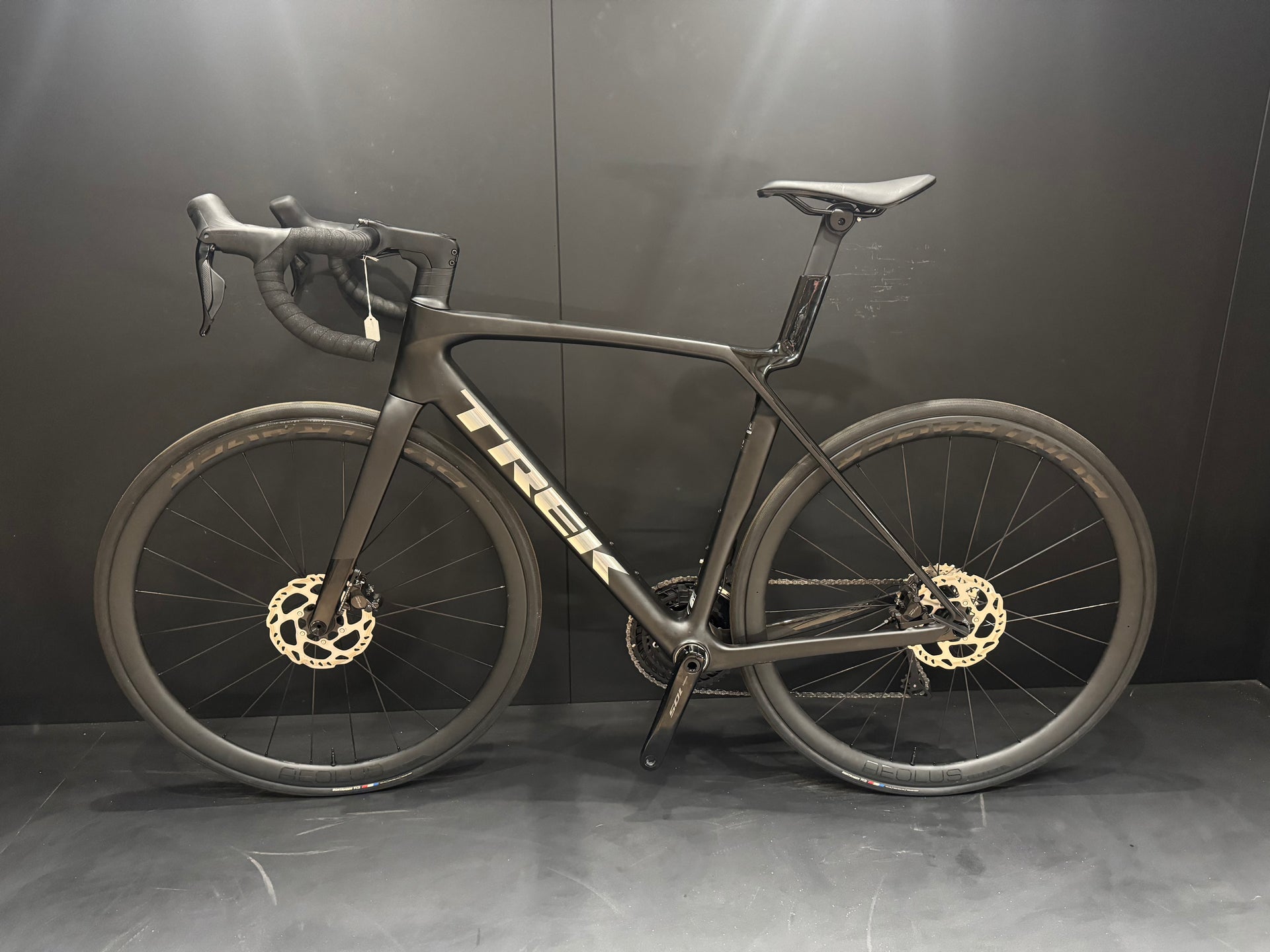 Trek Madone SL6 Gen 8 105 Di2 Carbon Disc Road Bike 2024 - M/L